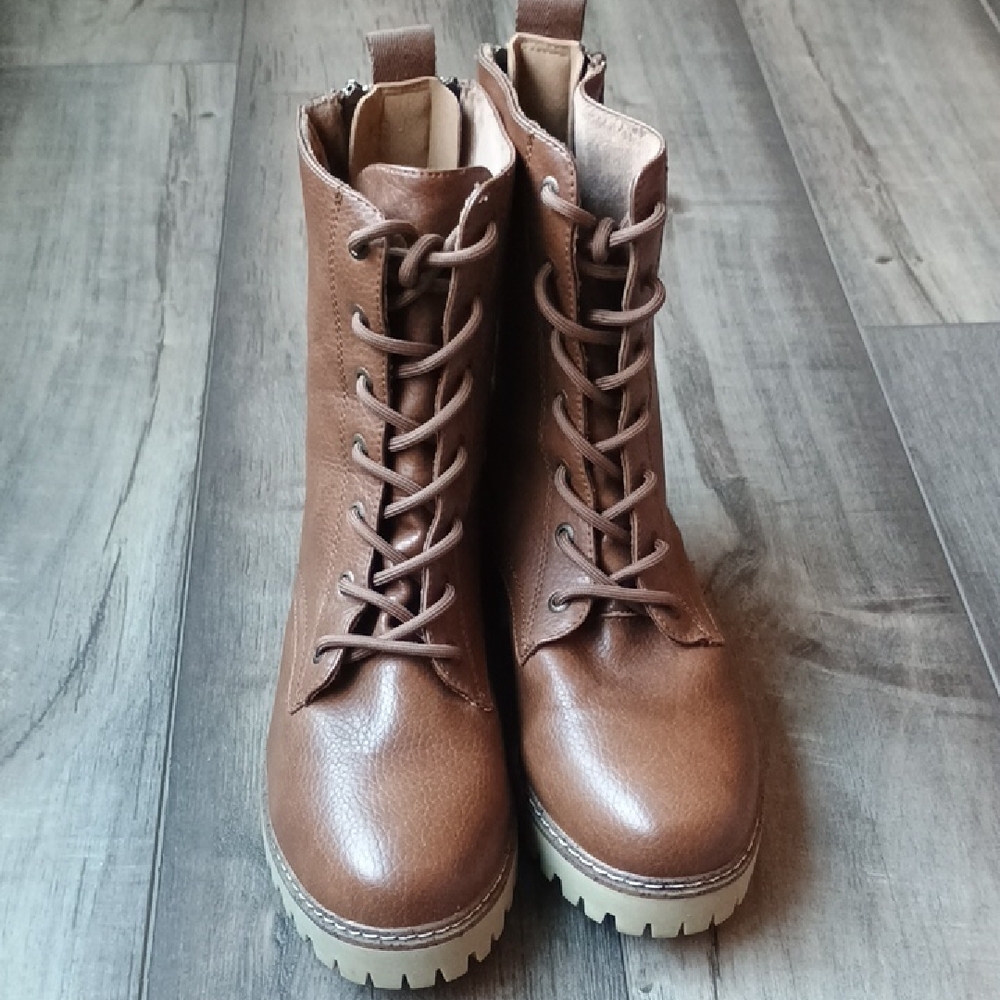 Stylish Tan Lace-Up Boots for Women - Picture 9 of 10